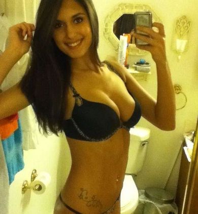 Photo collection of sexy amateur chicks posing for the cam