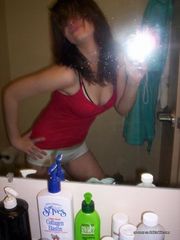 Picture selection of a lovely amateur hottie's sexy selfpics