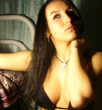 Pictures of an amateur naughty babe posing sexy on cam