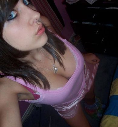 Pictures of a sizzling amateur bombshell's sexy selfpics