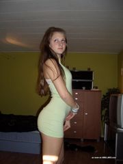 Teen chick displaying her sexy ass on cam