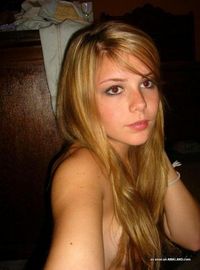Hot amateur girlfriend in sexy nude self-pics